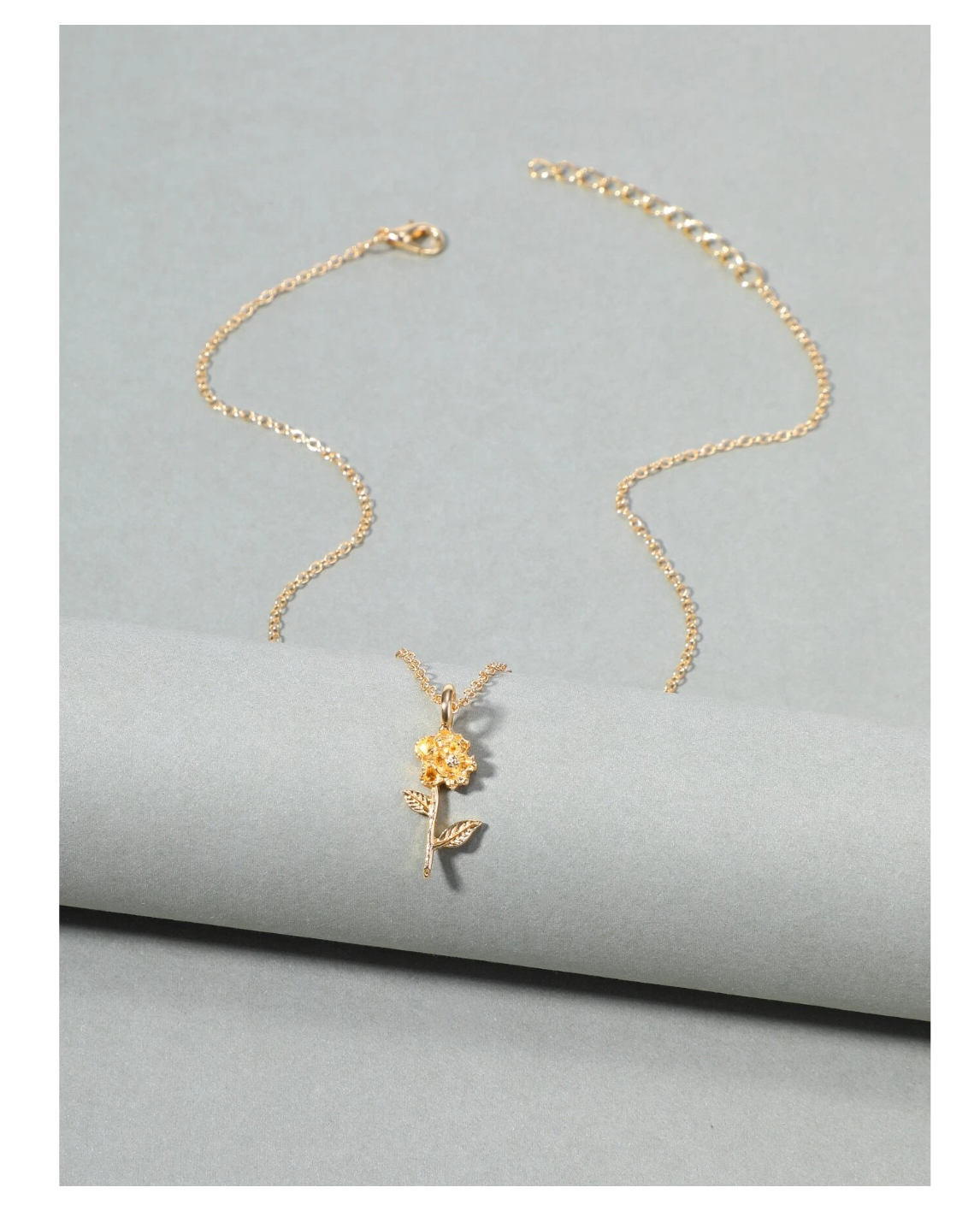 Blossoming Elegance: Flower Charm Necklace for a Touch of Timeless Beauty!