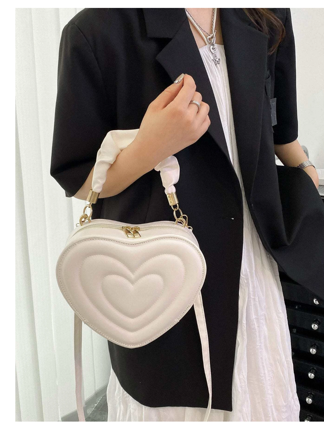 Heartfelt Chic: Trendy Heart Design Novelty Bag - The Perfect Match for Every Occasion!