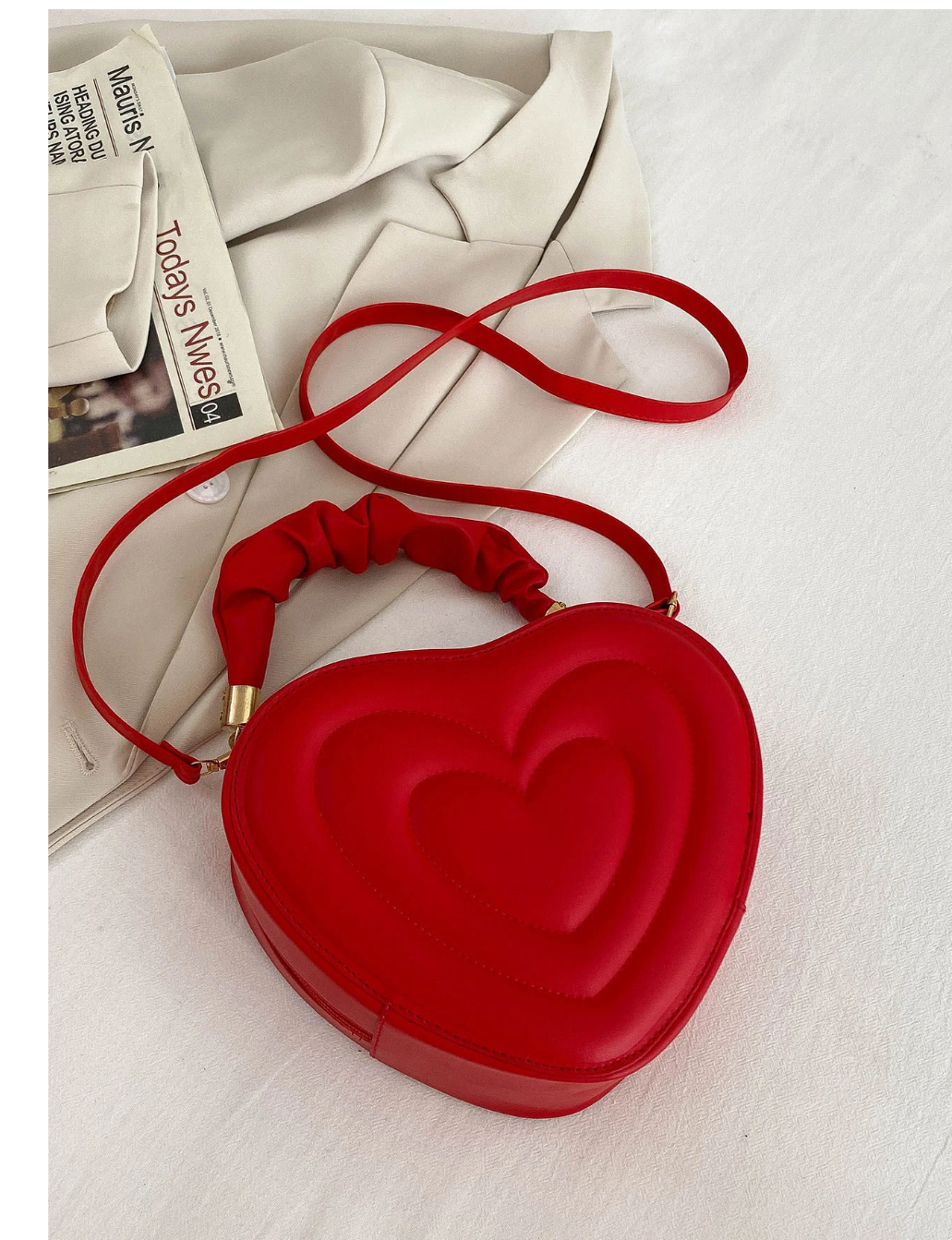 Heartfelt Chic: Trendy Heart Design Novelty Bag - The Perfect Match for Every Occasion!